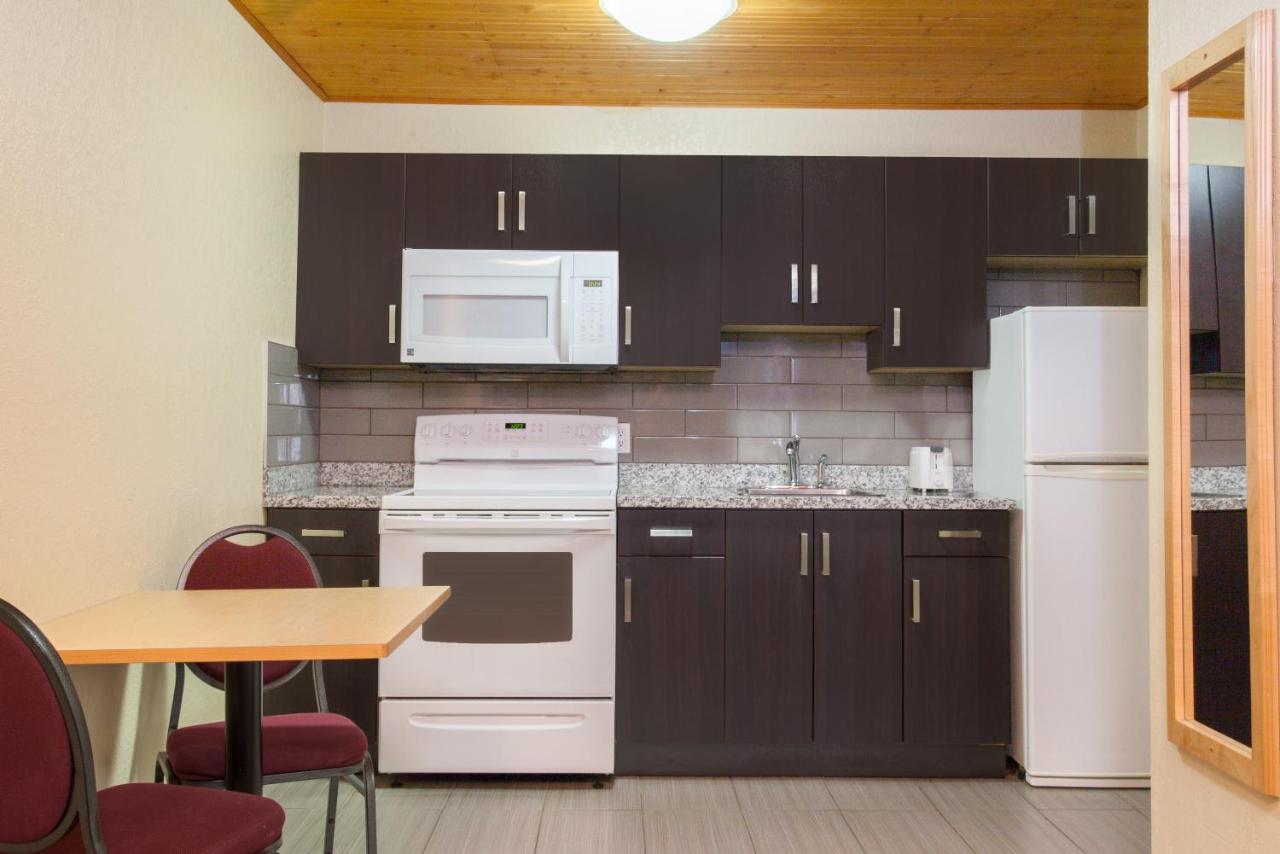Econo Lodge Inn & Suites Medicine Hat Exterior photo