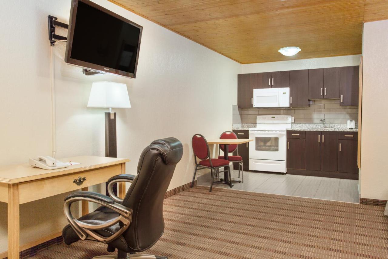 Econo Lodge Inn & Suites Medicine Hat Exterior photo