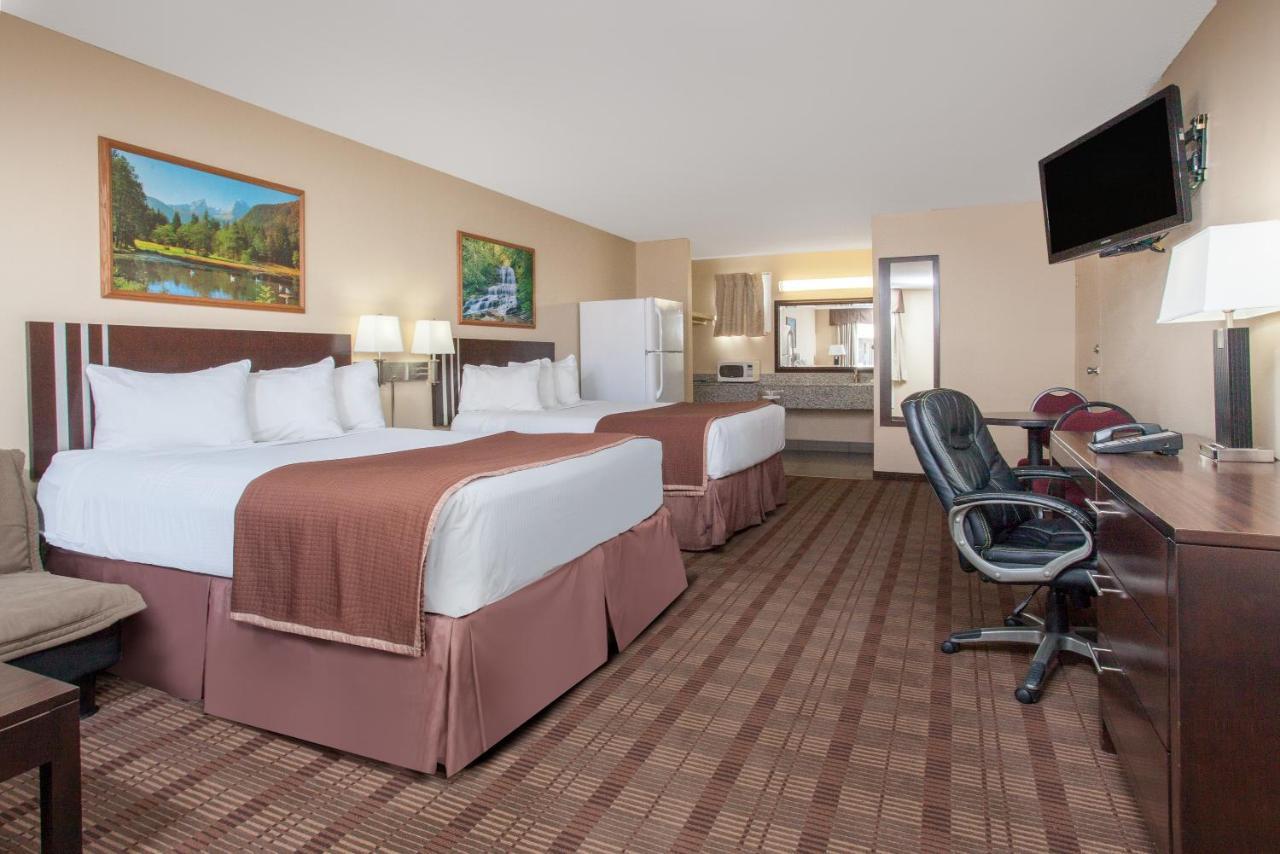 Econo Lodge Inn & Suites Medicine Hat Exterior photo