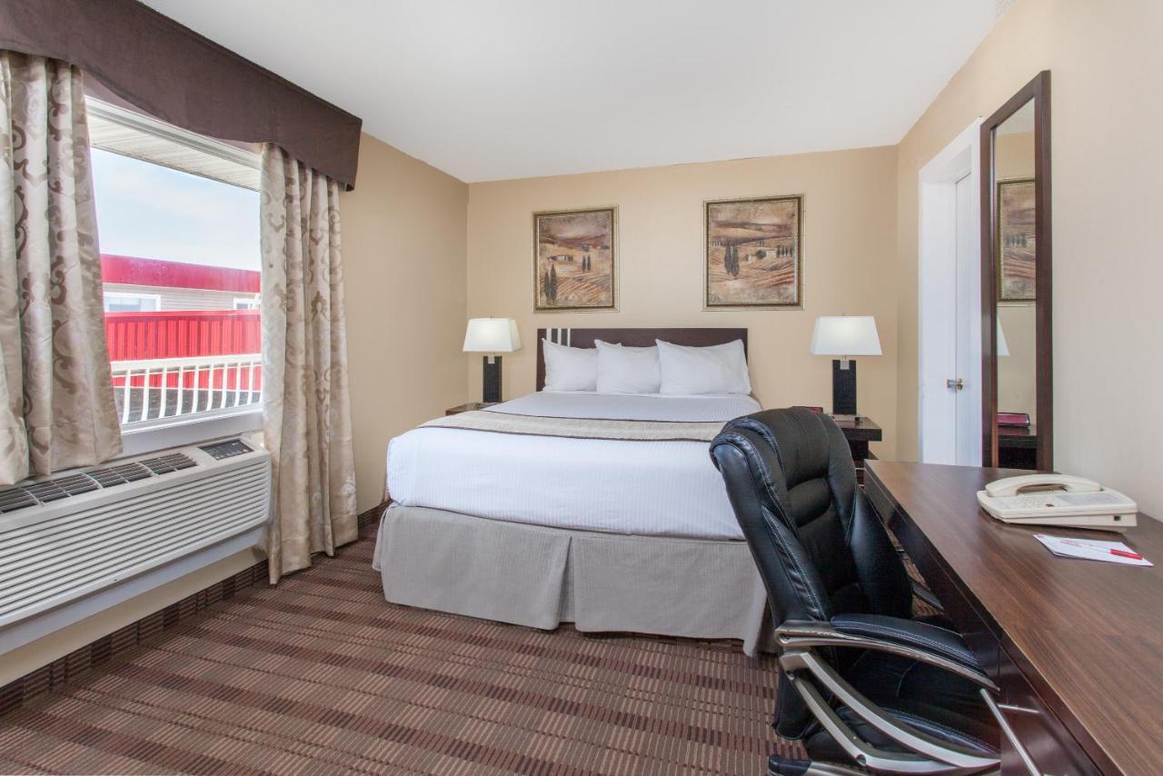 Econo Lodge Inn & Suites Medicine Hat Exterior photo