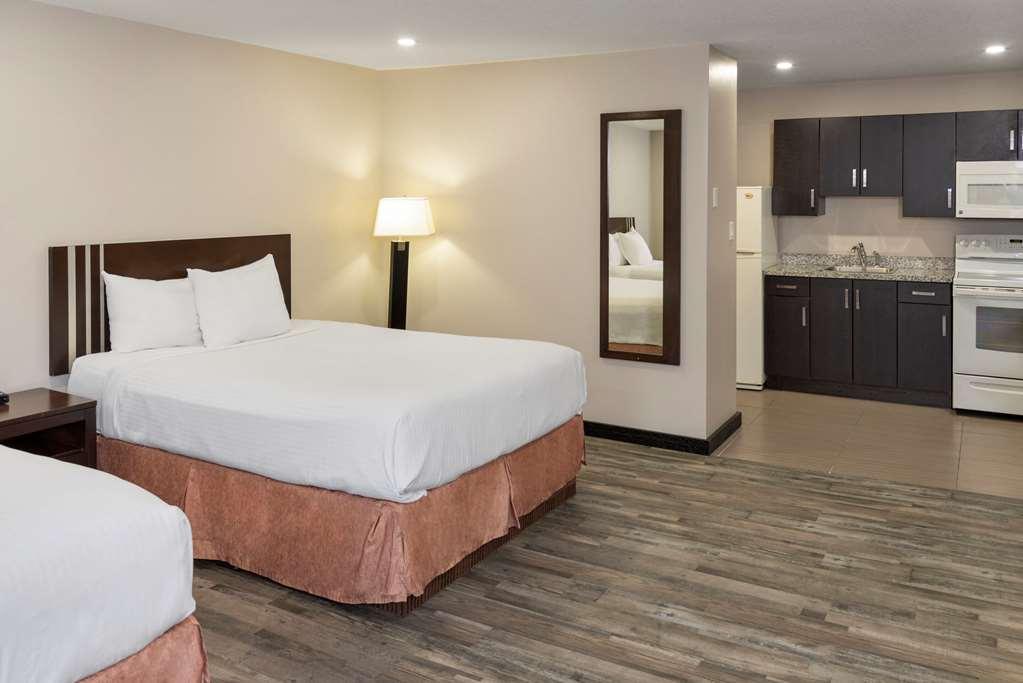 Econo Lodge Inn & Suites Medicine Hat Room photo