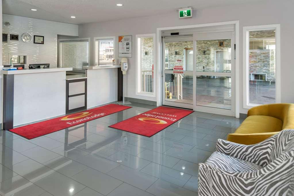 Econo Lodge Inn & Suites Medicine Hat Interior photo