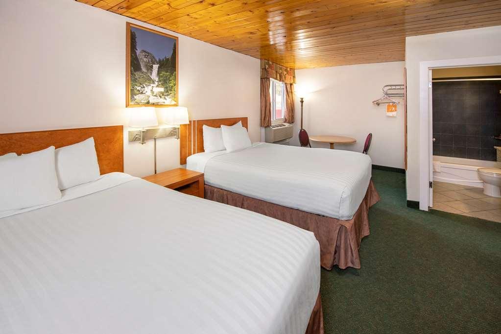Econo Lodge Inn & Suites Medicine Hat Room photo