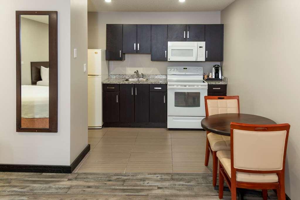 Econo Lodge Inn & Suites Medicine Hat Room photo