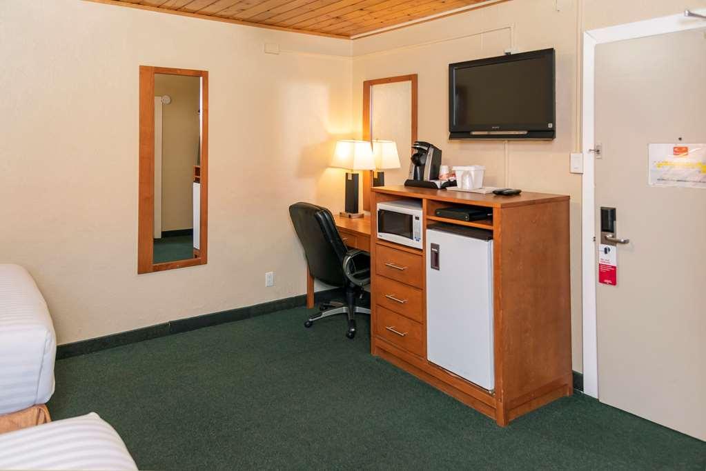 Econo Lodge Inn & Suites Medicine Hat Room photo
