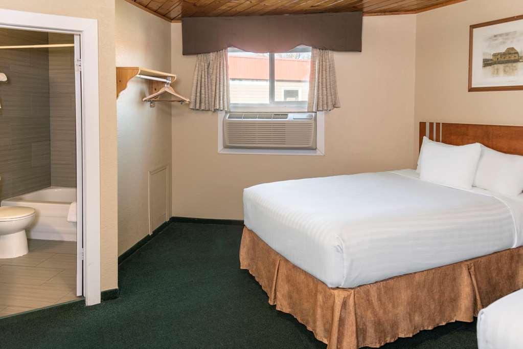 Econo Lodge Inn & Suites Medicine Hat Room photo