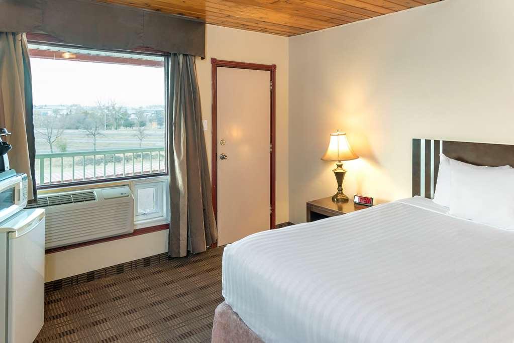 Econo Lodge Inn & Suites Medicine Hat Room photo