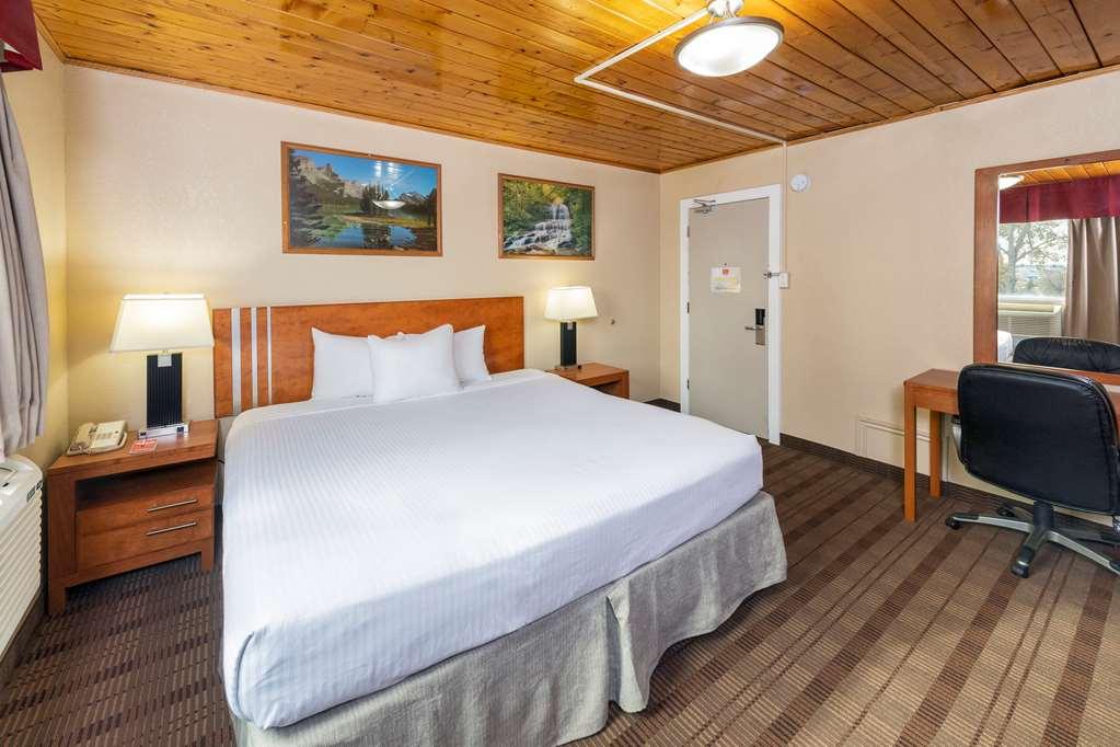 Econo Lodge Inn & Suites Medicine Hat Room photo
