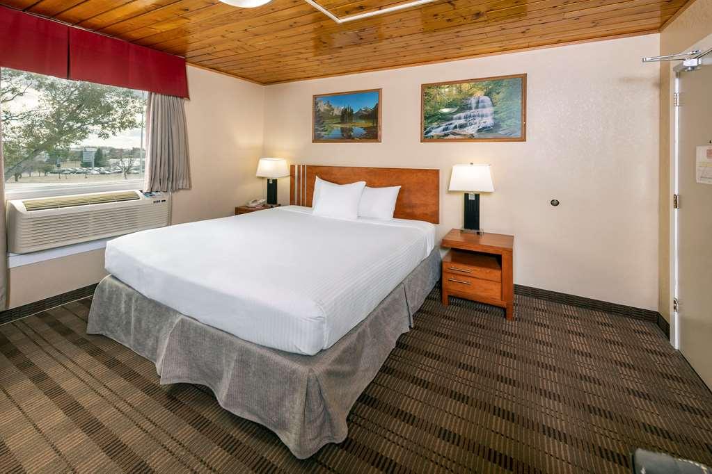Econo Lodge Inn & Suites Medicine Hat Room photo