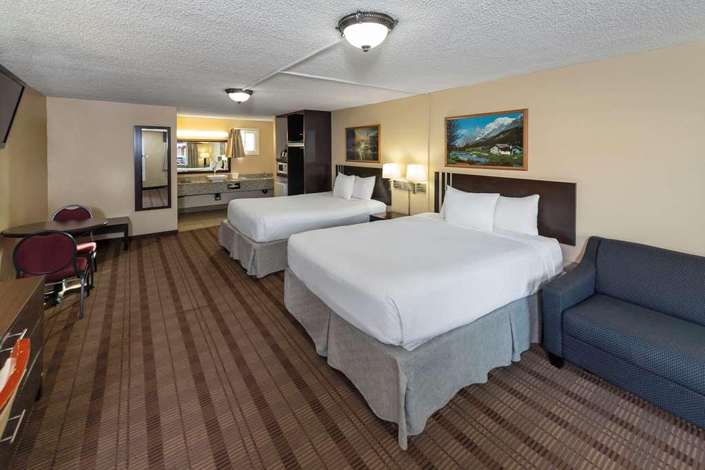 Econo Lodge Inn & Suites Medicine Hat Room photo