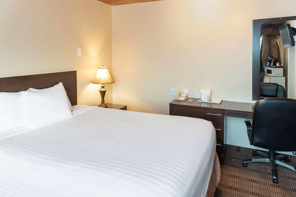 Econo Lodge Inn & Suites Medicine Hat Room photo