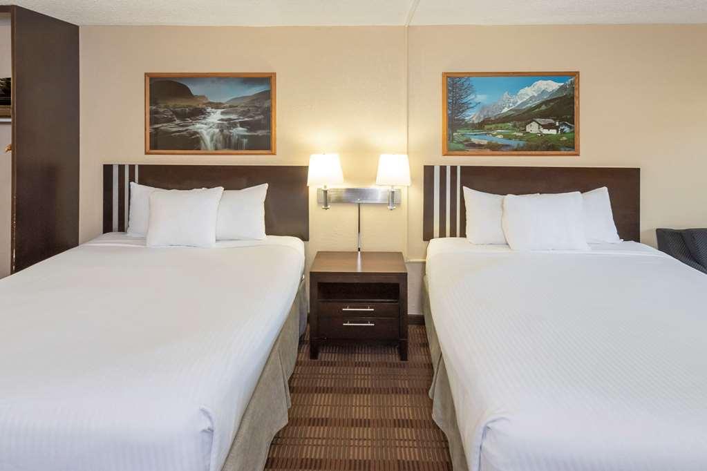 Econo Lodge Inn & Suites Medicine Hat Room photo