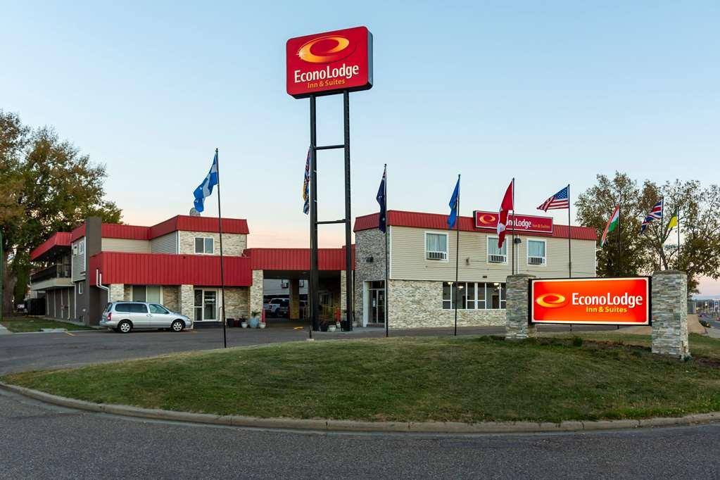 Econo Lodge Inn & Suites Medicine Hat Exterior photo