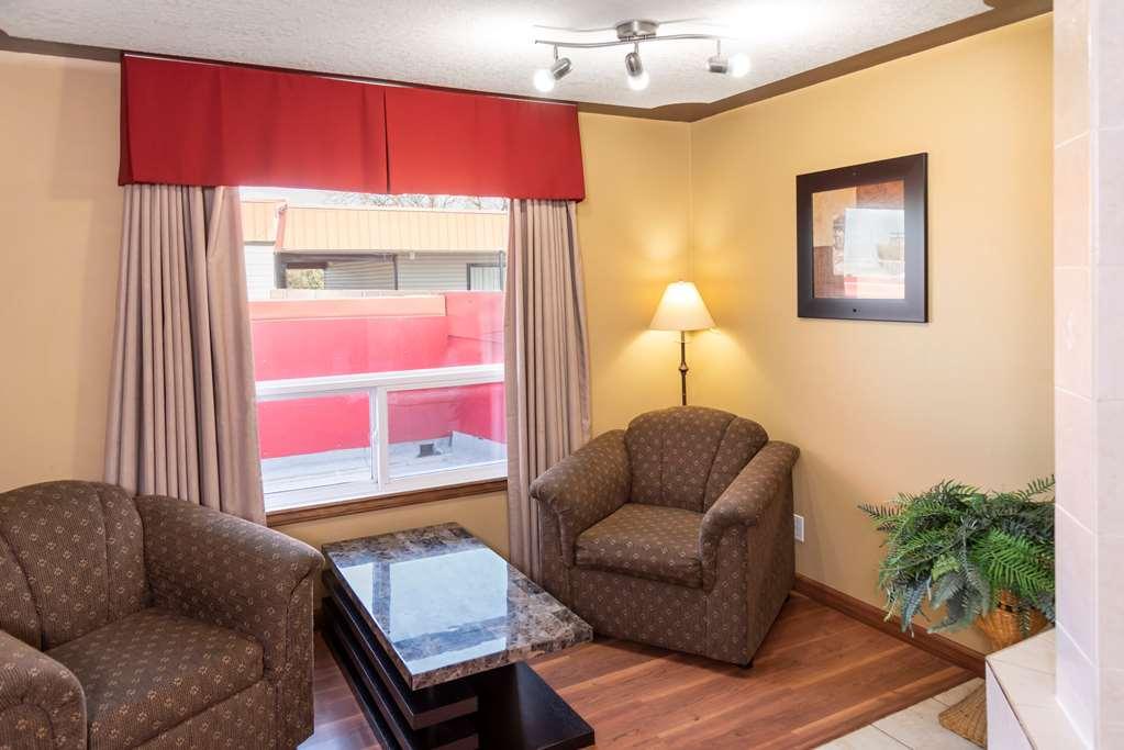 Econo Lodge Inn & Suites Medicine Hat Room photo