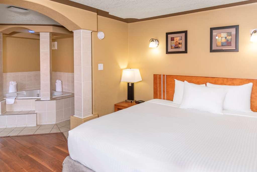 Econo Lodge Inn & Suites Medicine Hat Room photo