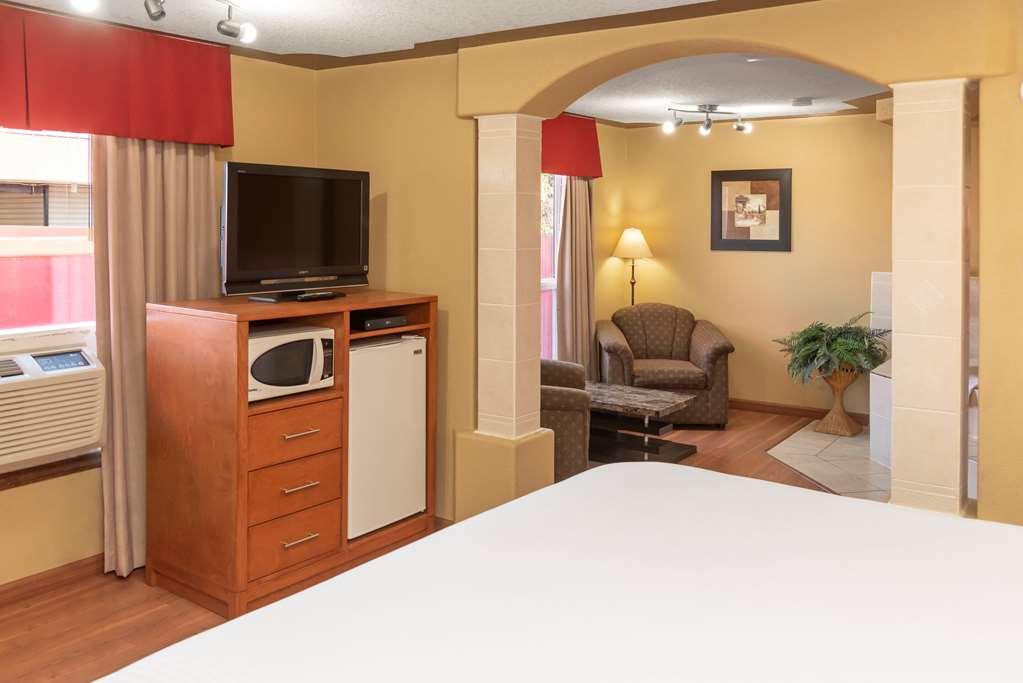 Econo Lodge Inn & Suites Medicine Hat Room photo