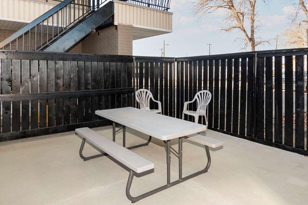 Econo Lodge Inn & Suites Medicine Hat Amenities photo